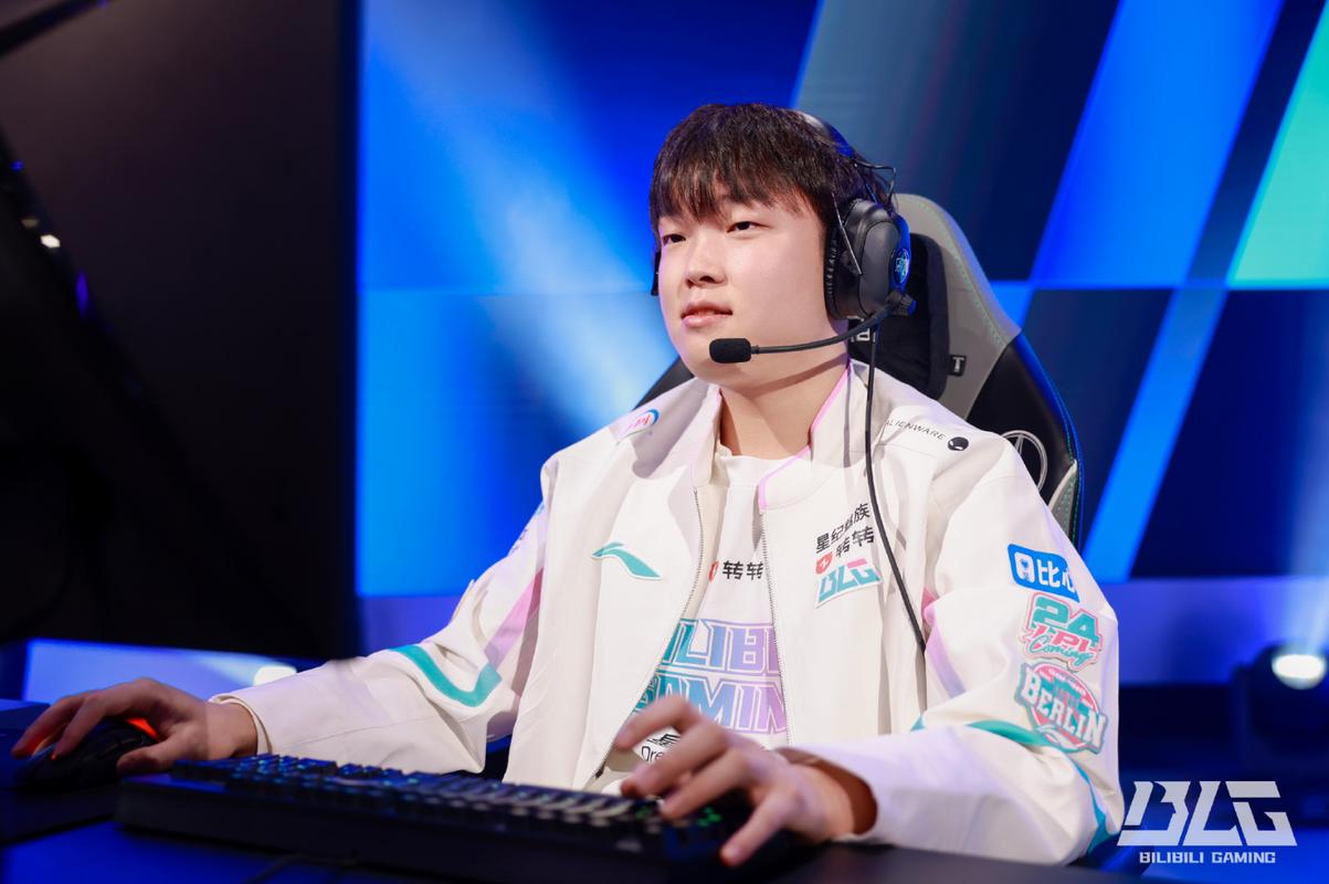 威朗普我们走！两年前的今天Bin在LPL的舞台背着Xun出场！