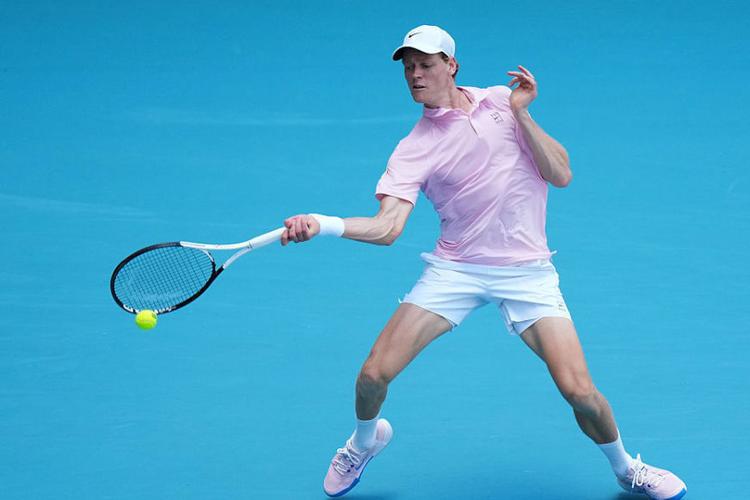 加冕阳光双冠！辛纳20莱赫奇卡问鼎迈阿密大师赛比赛曾因雨中断