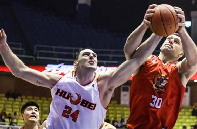 捡着宝了山东外援斯蒂尔半场9中8高效砍下21分2板1助