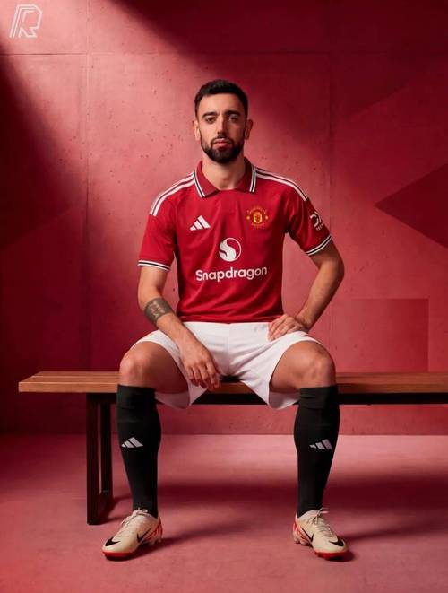 曼联下赛季新球衣曝光，致敬重生年代争议球衣！拉爵志在冲击冠军