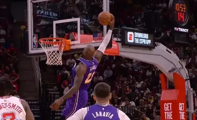 摧枯拉朽！詹姆斯送长传海斯接球快下一飞冲天双手暴力灌篮