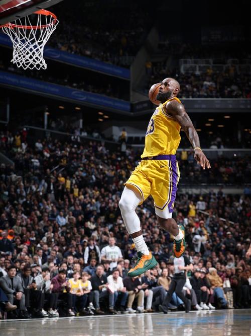 詹姆斯本赛季54场85扣上赛季70场71扣上上赛季71场84扣