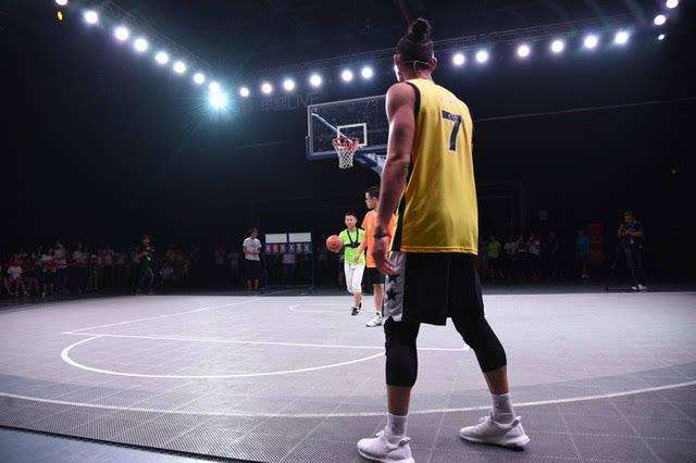 虎头蛇尾!邹阳全场仅休12秒10投7中得16分4板1助2断&下半场4中1