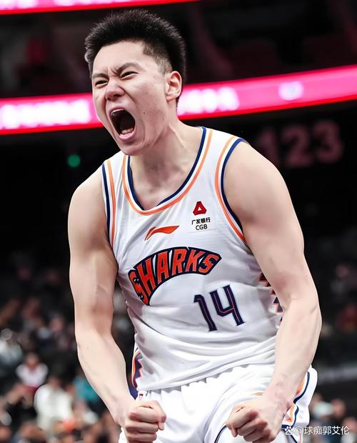 王浩然三分7中5轰32分生涯新高:三分提前回头快攻劈扣点燃现场