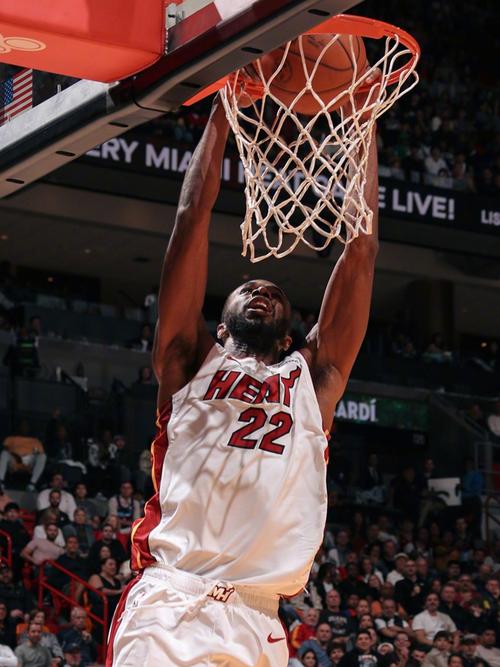 这弹跳什么水平在2012年NBA名人赛中J.Cole完成双手空接扣篮